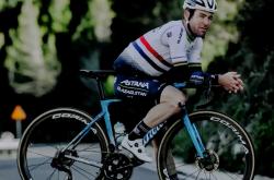 开云APP-荷兰选手在自行车比赛中勇夺第一