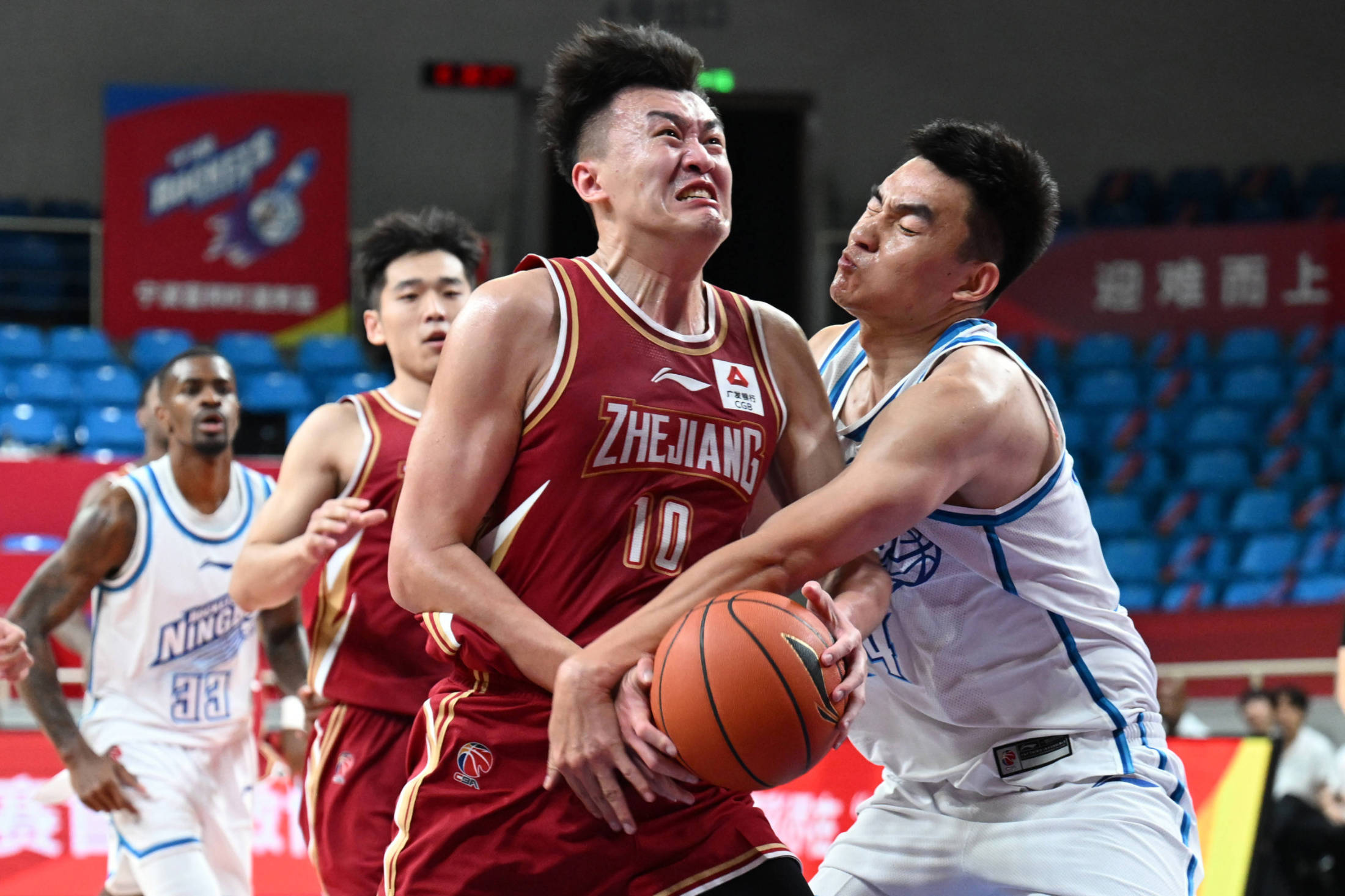 上海队在比赛中展现出顽强拼搏的精神，实现逆转胜利的简单介绍