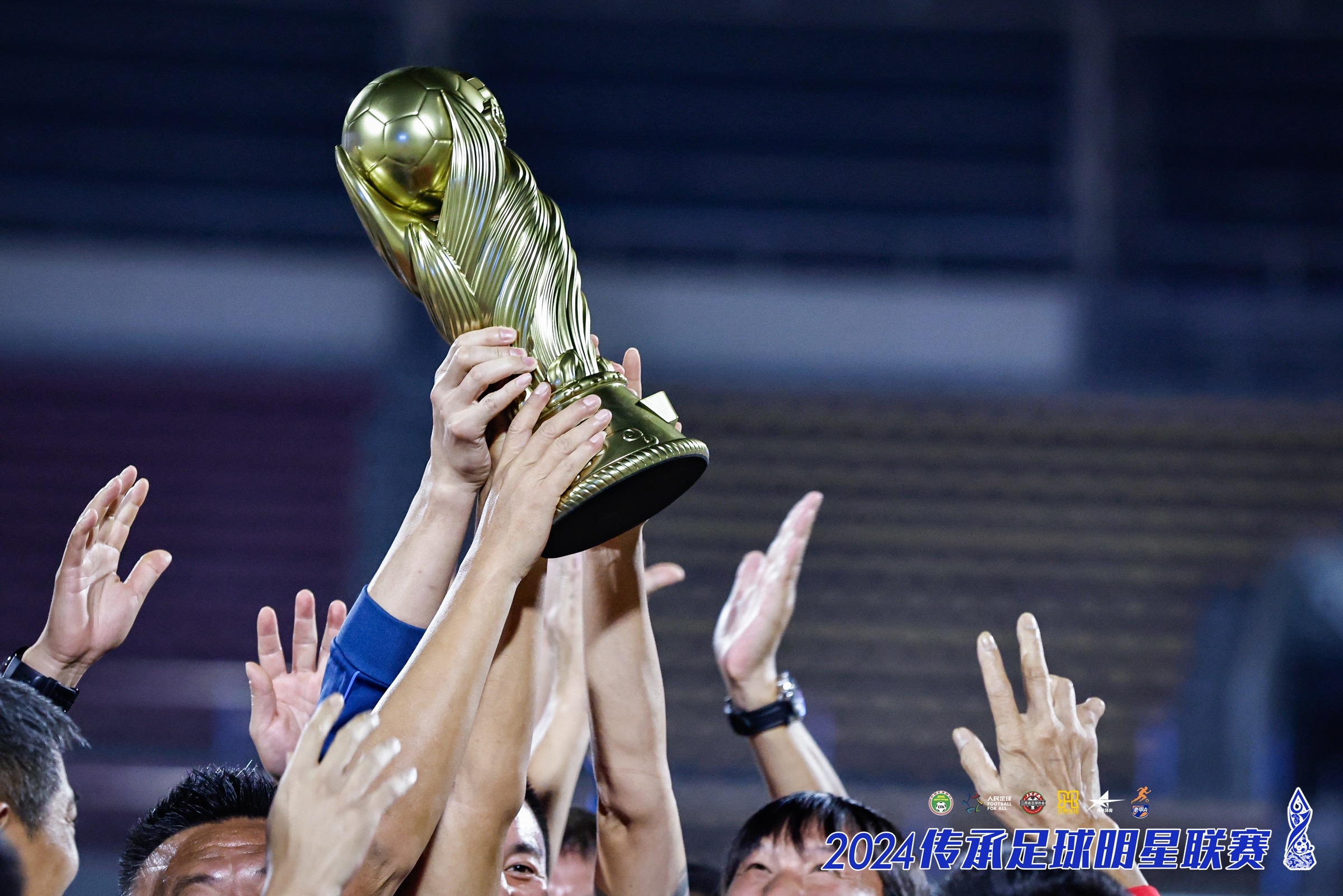 比赛中球员们展现出色的球技吸引眼球 比赛中球员们展现出色的球技吸引眼球