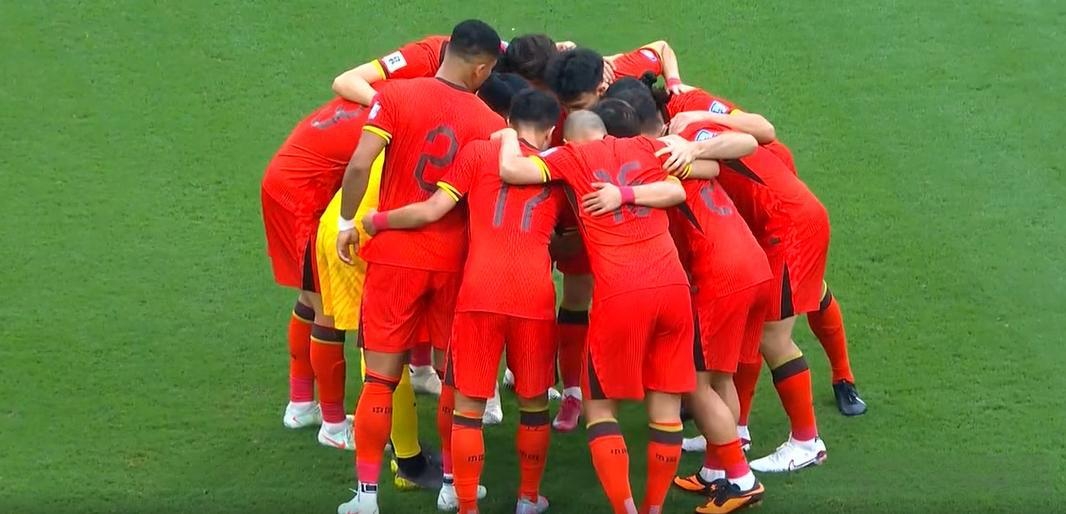 激烈角逐，球员全力以赴拼搏