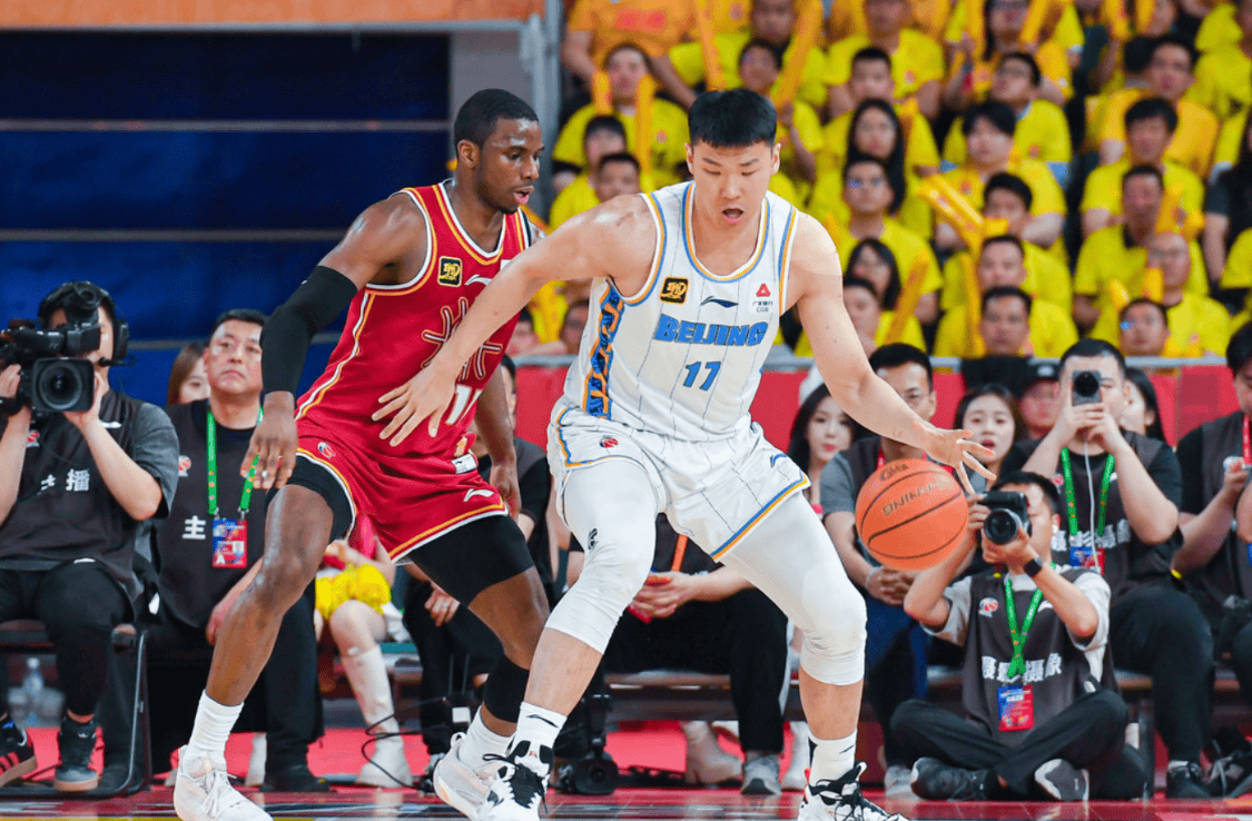 球队内线球员在关键时刻挺身而出的简单介绍