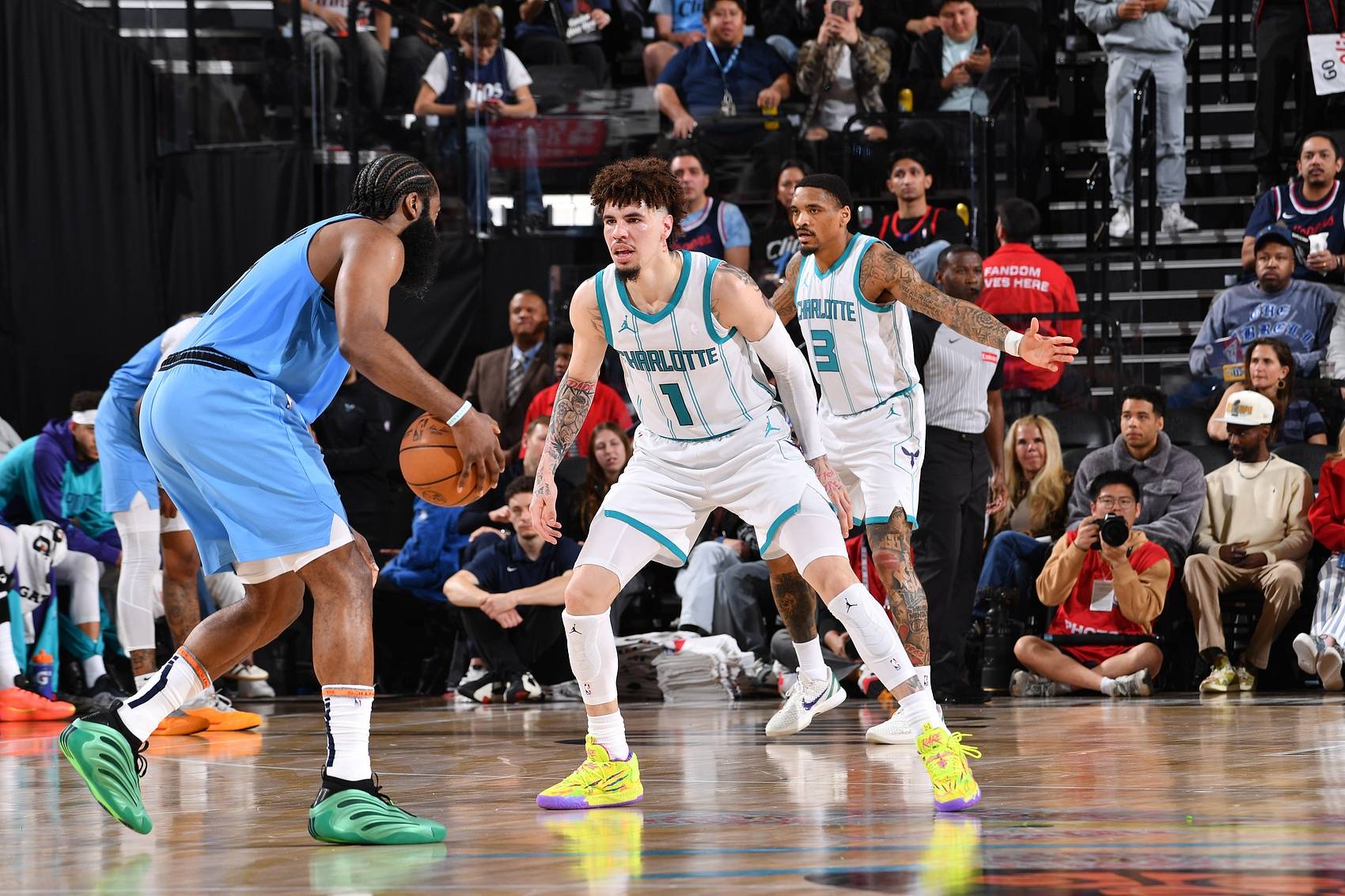 包含快船客场击败掘金，展现出色团队配合的词条