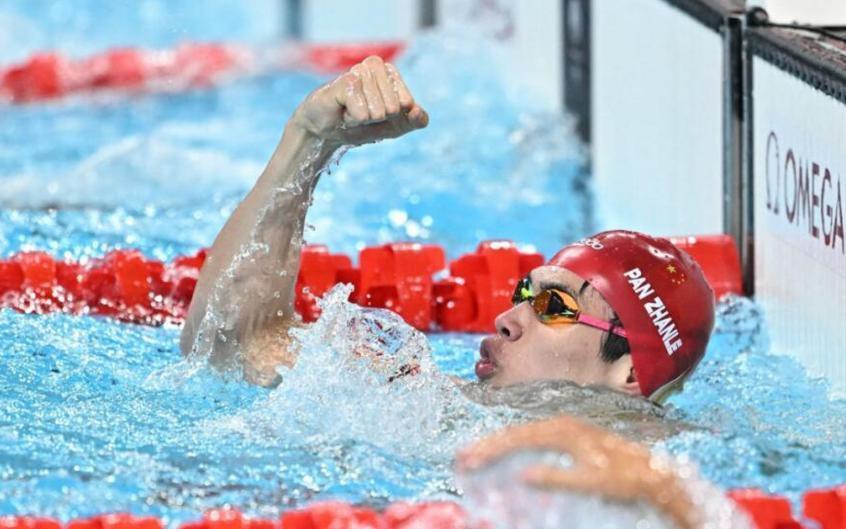 游泳比赛选手实现逆袭，金牌入手