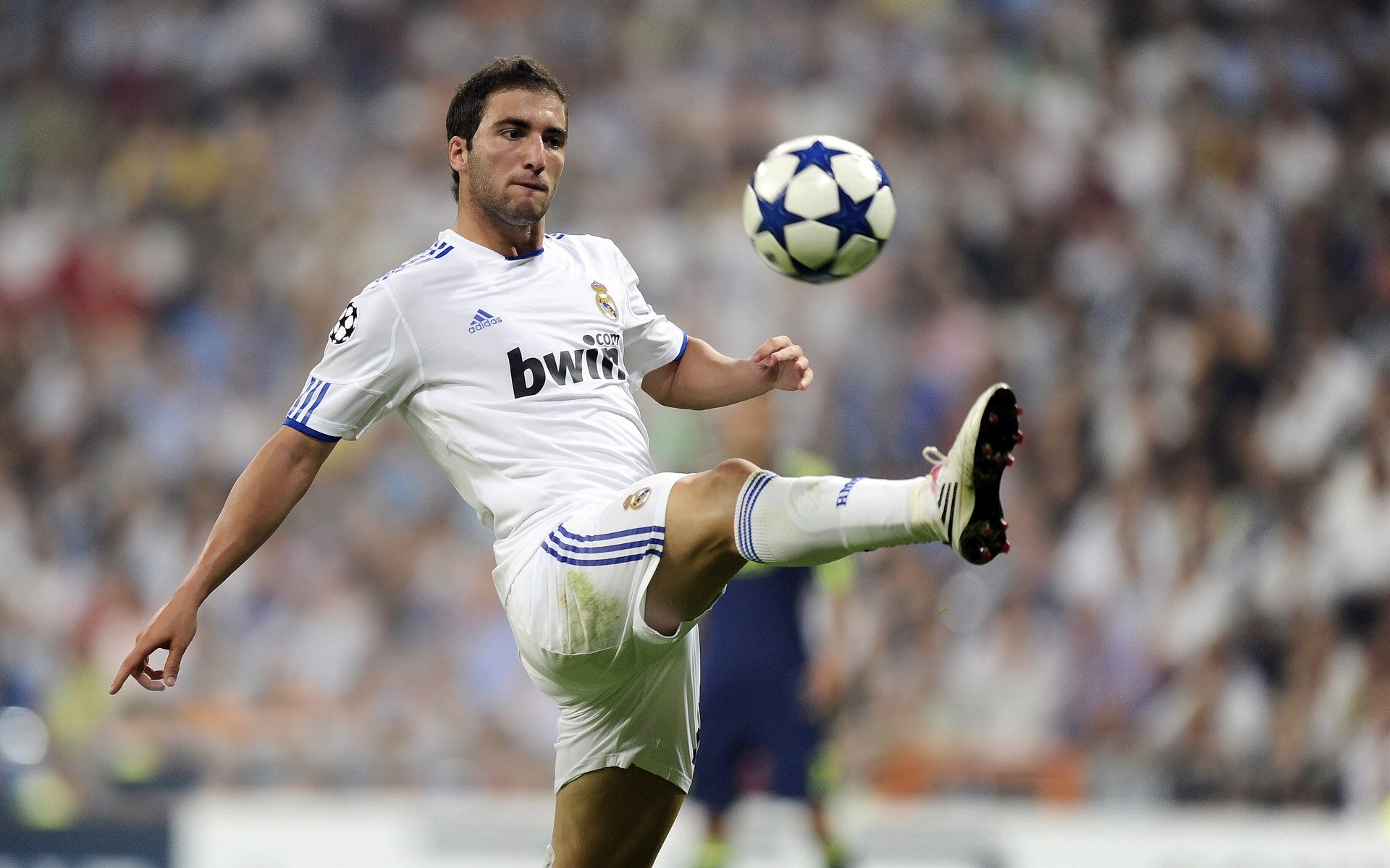 F1新赛季揭幕战焦点战，当赛道激情遇上绿茵场奇迹